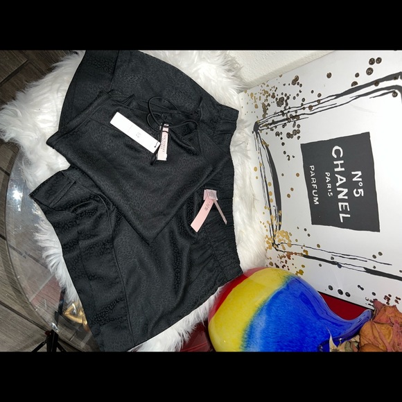 FINAL SALE 🔥JUST TODAY🌸VICTORIA'S SECRET
Set Satin Pajama Short and cami top - Picture 12 of 12